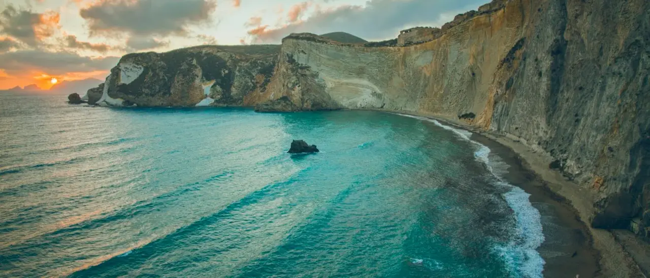Costa di Ponza con falesie a picco e mare turchese vista dal mare
