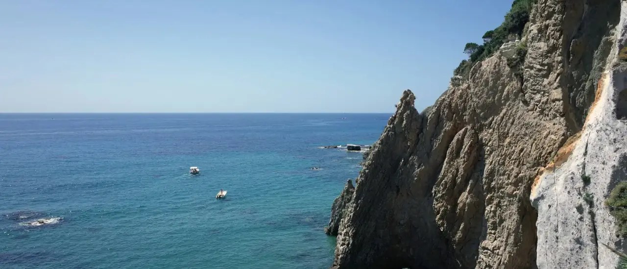 Una cala dall'acqua turchese tra le falesie dell'isola di Ponza
