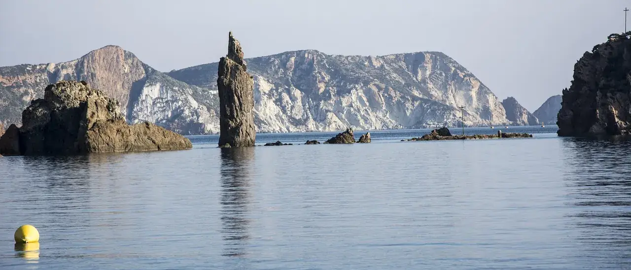 Falesie e faraglioni di tufo bianco dell'isola di Ponza a picco sul mare verde smeraldo