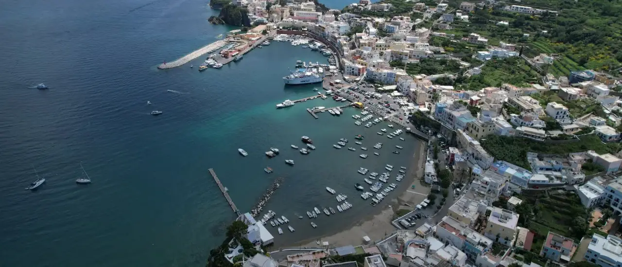 Veduta aerea del porto e della costa dell'isola di Ponza, vicino alla baia del Frontone