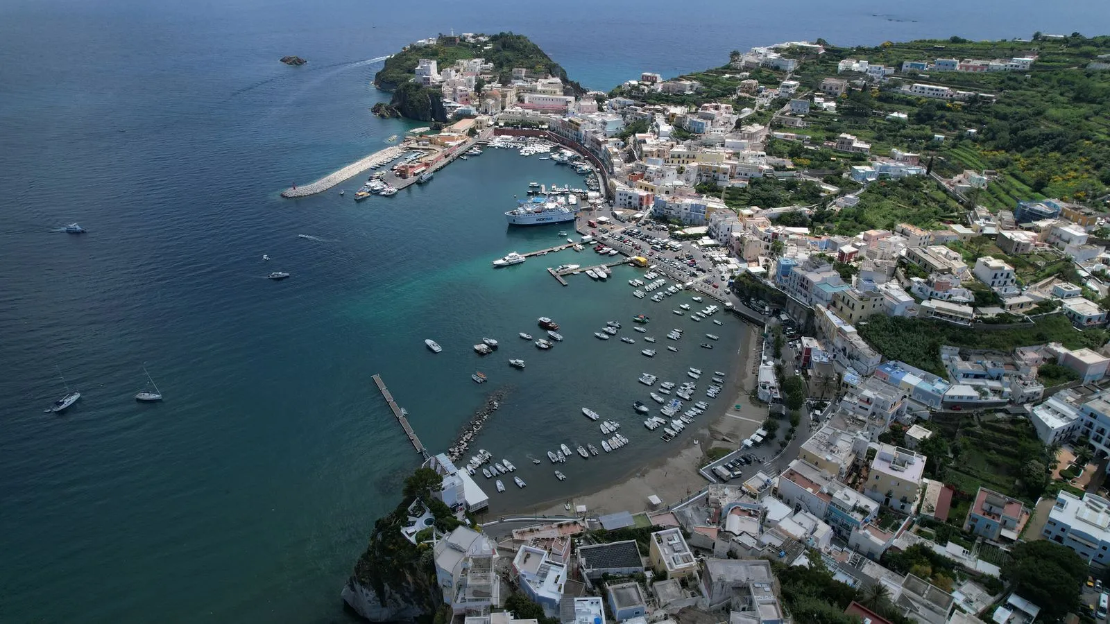 Veduta aerea del porto e della costa dell'isola di Ponza, vicino alla baia del Frontone