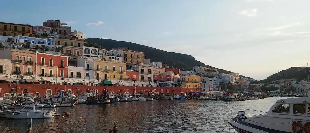 Il porto di Ponza con case color pastello affacciate sull'acqua