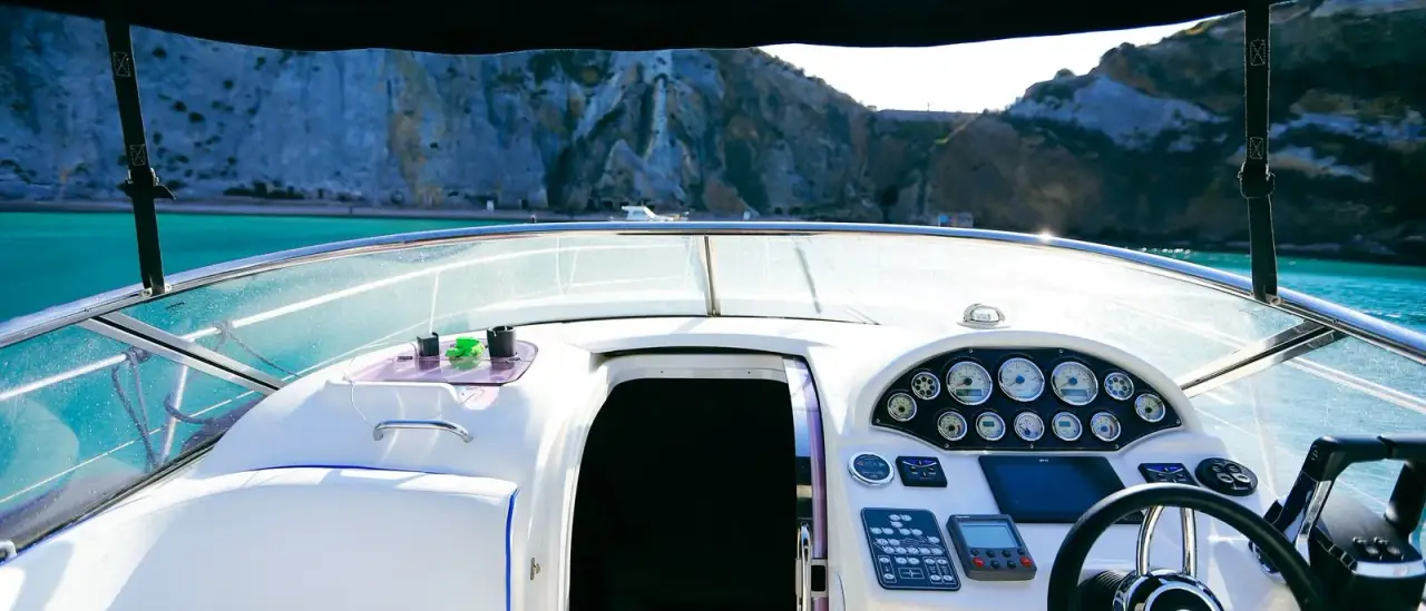 Vista dalla plancia di comando di uno yacht ormeggiato in una baia dalle acque turchesi