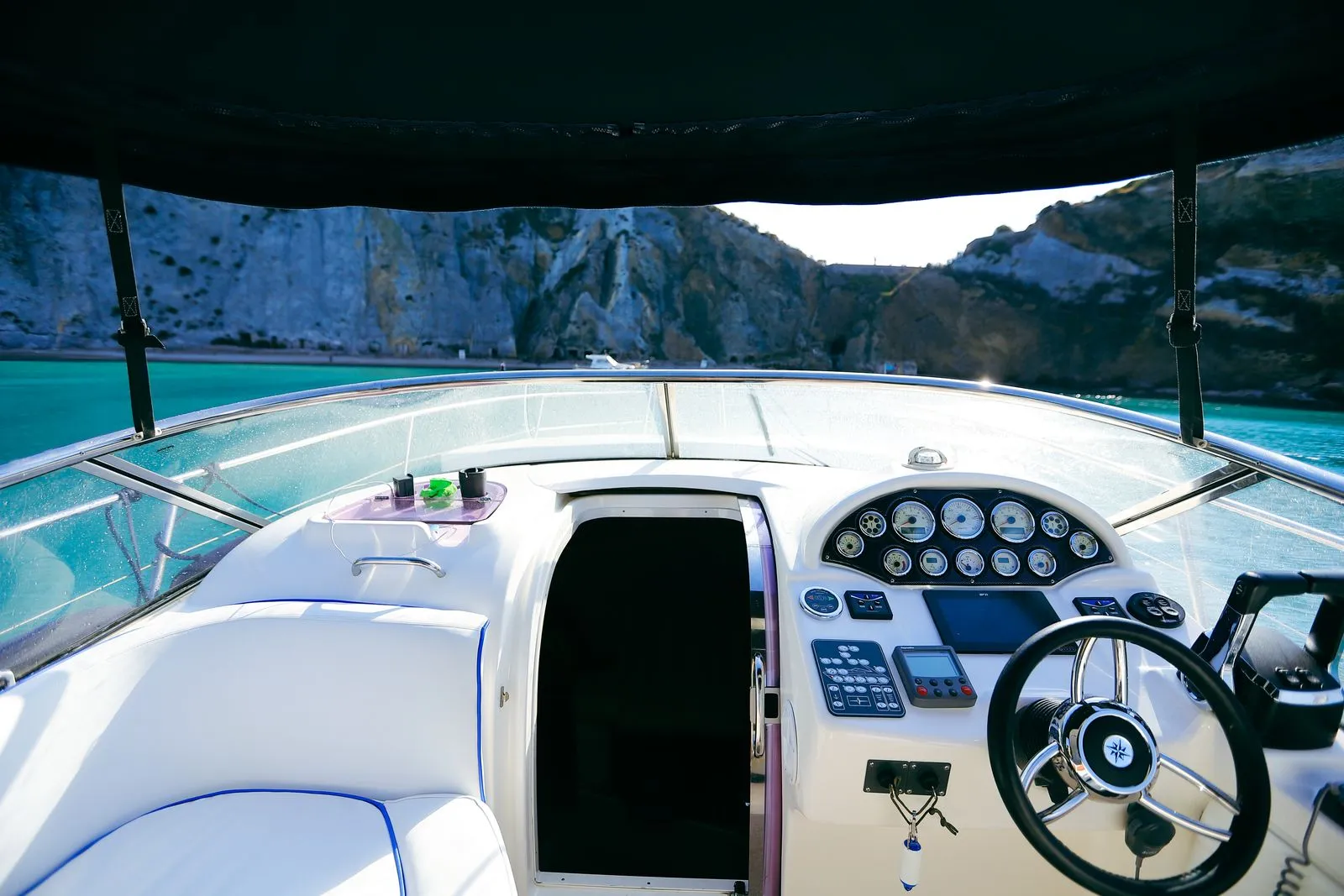 Vista dalla plancia di comando di uno yacht ormeggiato in una baia dalle acque turchesi
