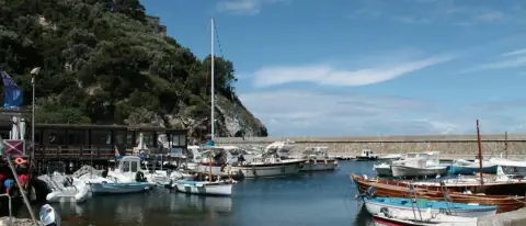 Porto turistico italiano con numerose barche ormeggiate