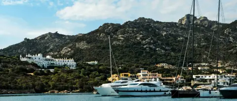 Marina di Porto Cervo con yacht ormeggiati e colline della Costa Smeralda