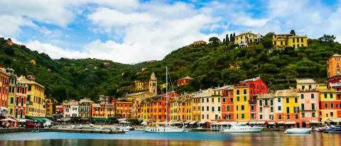 Le case colorate del borgo di Portofino affacciate sul porticciolo con le barche