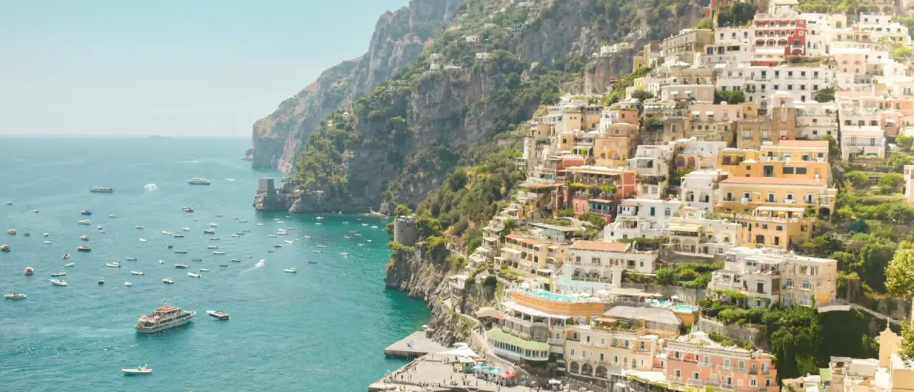 La costa di Positano vista dal mare con le case colorate a picco sull'acqua