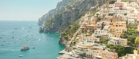La costa di Positano vista dal mare con le case colorate a picco sull'acqua
