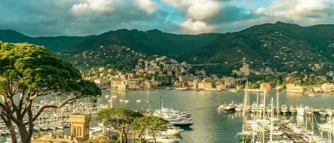 Il porto di Rapallo pieno di barche, con le colline della riviera ligure sullo sfondo