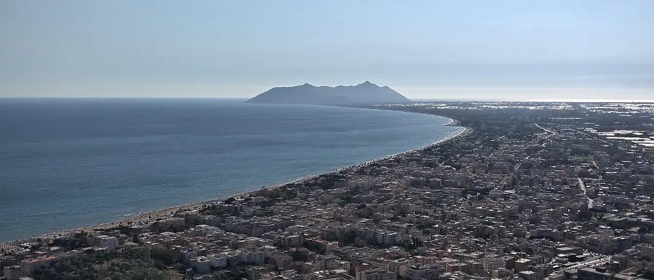 Veduta aerea del Promontorio del Circeo con il litorale che scende verso Terracina, inizio della Riviera di Ulisse