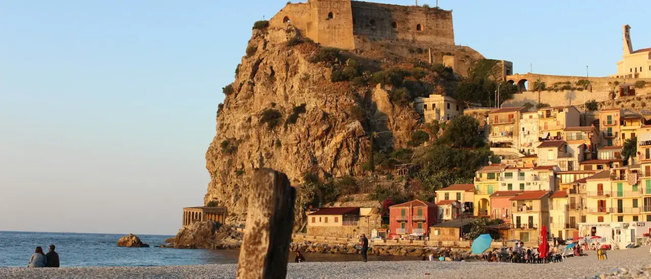 Il borgo di Scilla con il Castello Ruffo sulla rupe e la spiaggia di Marina Grande
