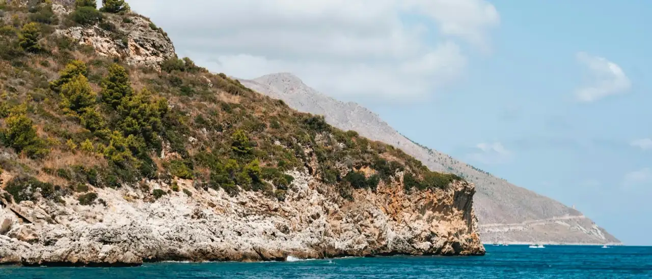 Costa verde e rocciosa di Scopello sul Golfo di Castellammare con mare blu
