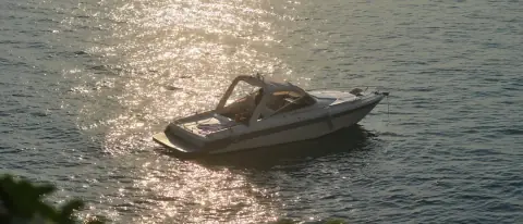 Una barca a motore nelle acque al largo di Siracusa, Sicilia orientale