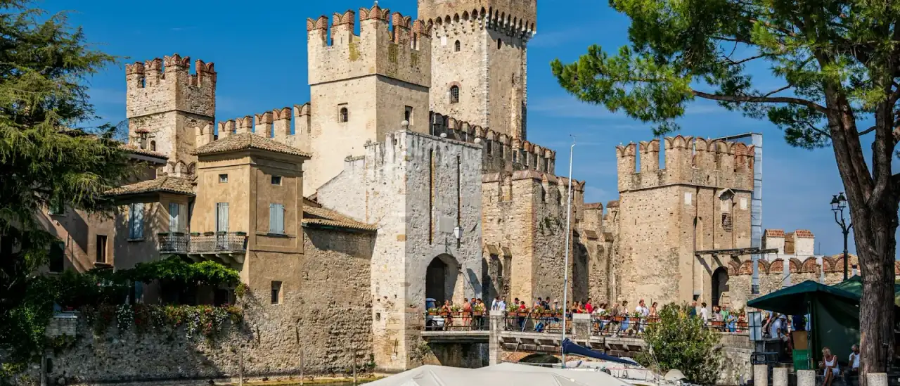 Una barca ormeggiata davanti al castello Scaligero di Sirmione sul Lago di Garda