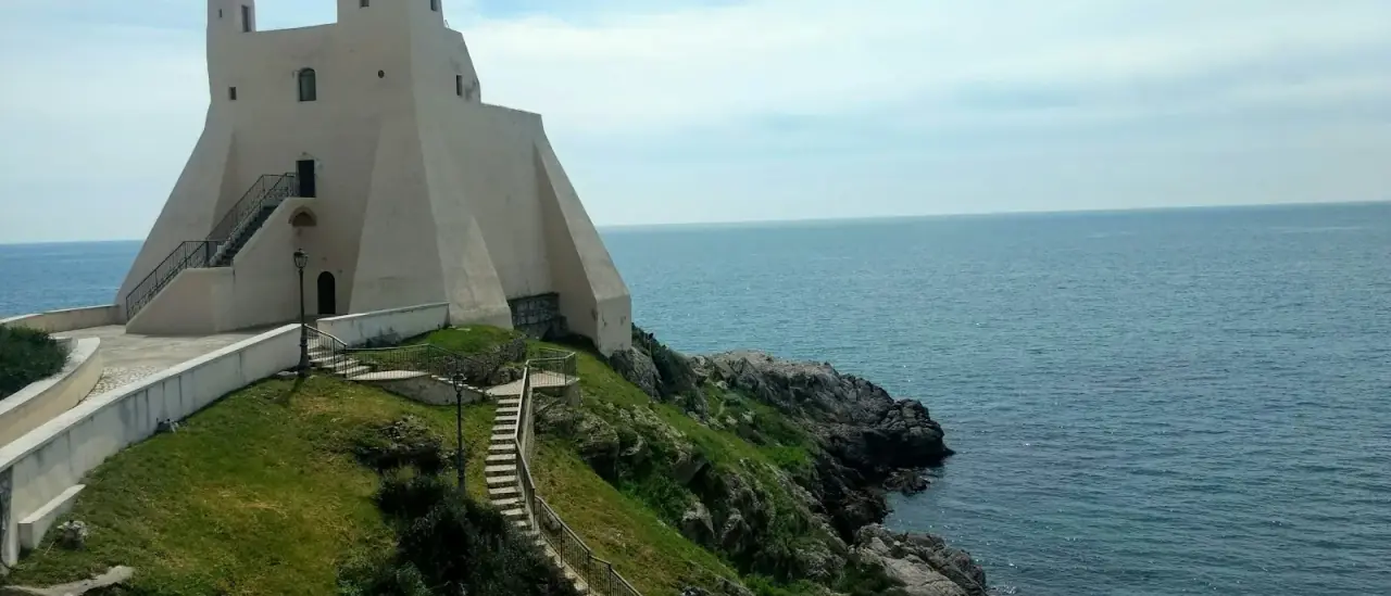 Antica torre costiera bianca a picco sul mare lungo la costa di Sperlonga