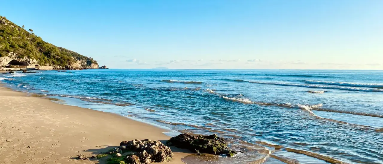 Spiaggia e scogliera di Sperlonga vicino al promontorio della Villa di Tiberio