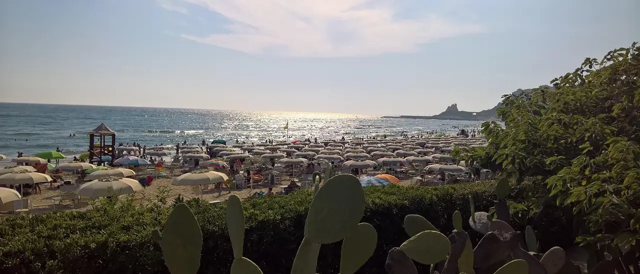 La lunga spiaggia di Sperlonga con il promontorio del centro storico sullo sfondo