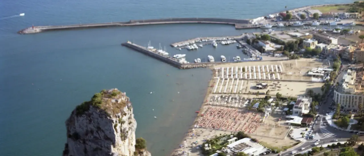 Il porto e la marina di Terracina visti dall'alto, con la falesia rocciosa