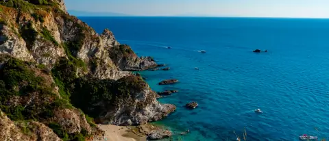 Barche all'ancora in una cala turchese della Costa degli Dei, in Calabria