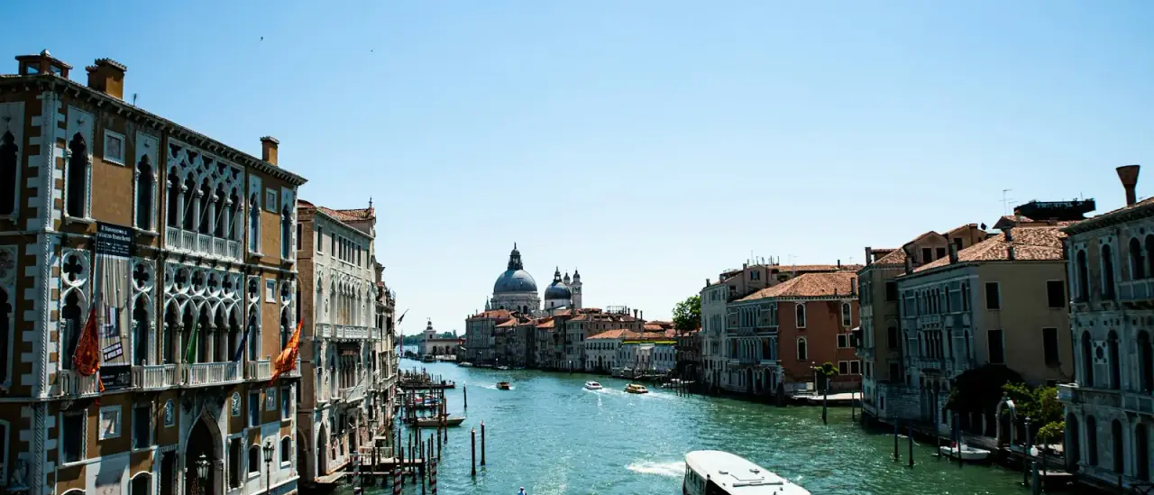 Barche a motore in navigazione sul Canal Grande a Venezia