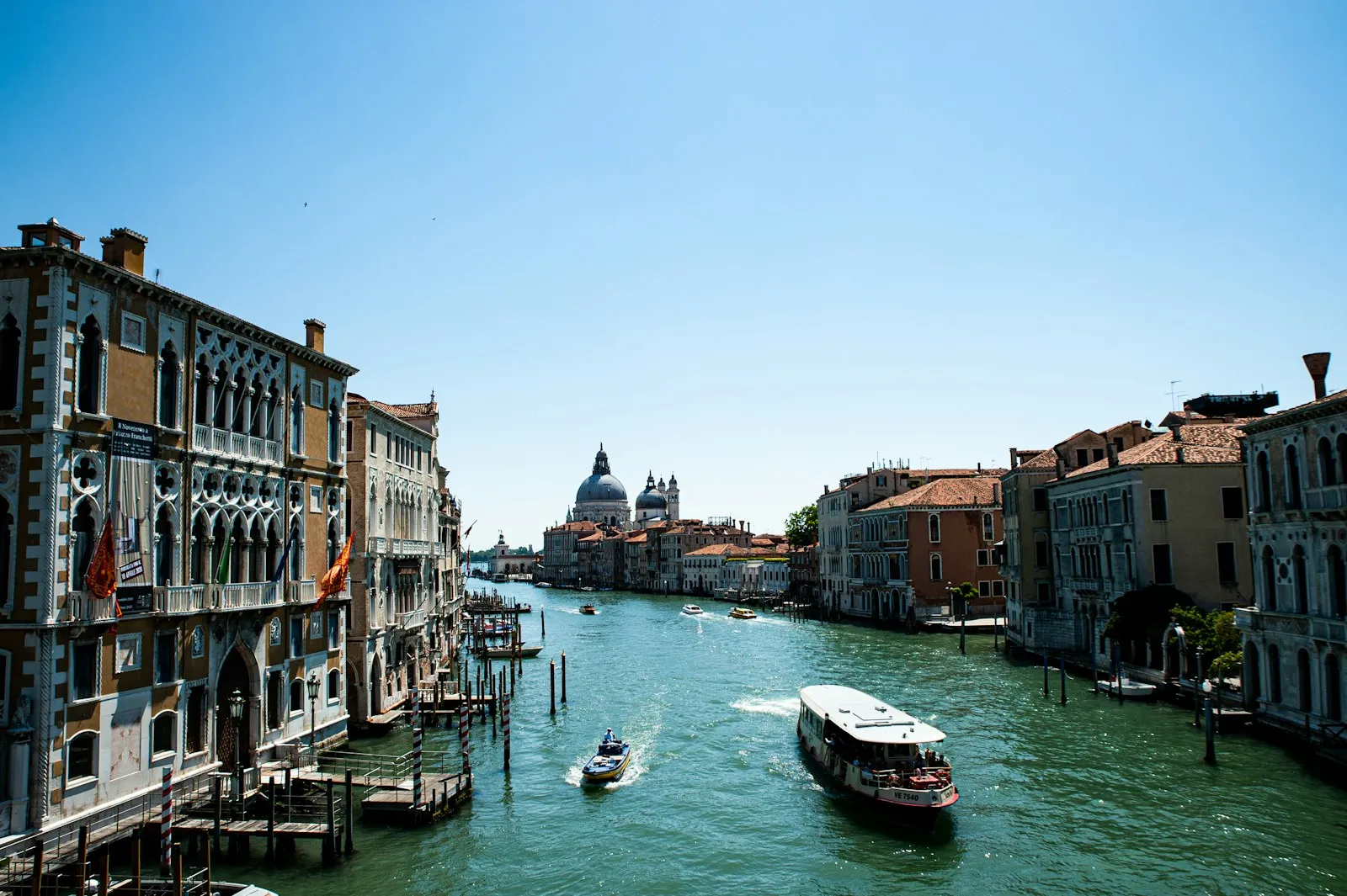 Barche a motore in navigazione sul Canal Grande a Venezia