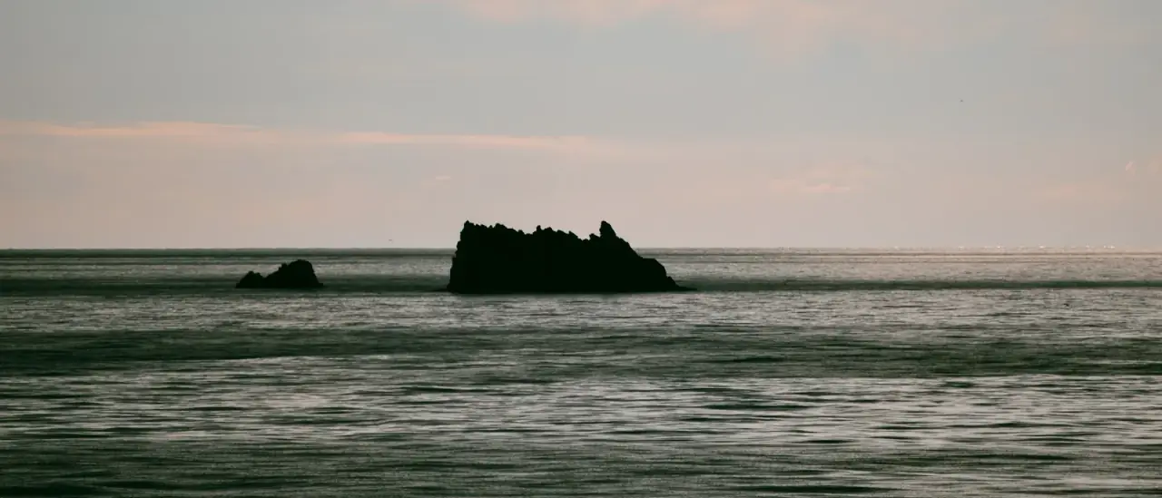 Uno scoglio al largo dell'isola di Ventotene al tramonto, nel Mar Tirreno