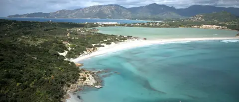 Veduta aerea della spiaggia e della laguna di Capo Carbonara a Villasimius, con piccole barche sulle acque turchesi